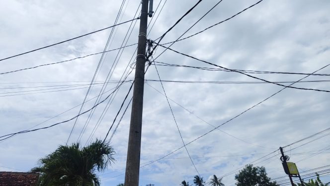 
 Langgar Hukum dan Ancam Keselamatan, Kabel WiFi Swasta di Tiang PLN Sumenep Masuk Target Penertiban Keras
