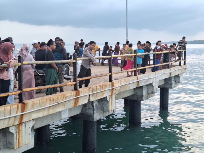
 Seorang Pemuda Diduga Melompat dari Jembatan Pelabuhan Dungkek, Pencarian Masih Berlangsung