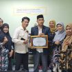 Simbolik: Ketua Senat UIN Madura, Prof. Achmad Muhlis, menerima penghargaan CMS terbaik dari KPPN Pamekasan.