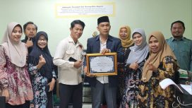 Simbolik: Ketua Senat UIN Madura, Prof. Achmad Muhlis, menerima penghargaan CMS terbaik dari KPPN Pamekasan.