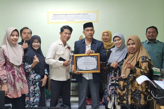 
 Simbolik: Ketua Senat UIN Madura, Prof. Achmad Muhlis, menerima penghargaan CMS terbaik dari KPPN Pamekasan.