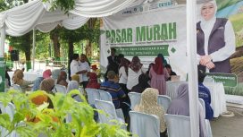 Kepala Bagian Perekonomian Sekretariat Daerah Kabupaten Sumenep, Dadang Dedy Iskandar, selaku TPID nampak bersemangat mengawasi jalannya pasar murah EPIK Mobile. ©timeskota.com