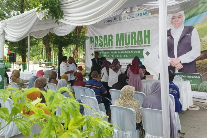
 Kepala Bagian Perekonomian Sekretariat Daerah Kabupaten Sumenep, Dadang Dedy Iskandar, selaku TPID nampak bersemangat mengawasi jalannya pasar murah EPIK Mobile. ©timeskota.com