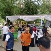 Kepala Bagian Perekonomian Sekretariat Daerah Kabupaten Sumenep, Dadang Dedy Iskandar, nampak sibuk dan bersemangat mengawasi pagelaran pasar murah Ramadhan 2026 di Kota Sumenep. ©timeskota.com/istimewa