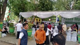 Kepala Bagian Perekonomian Sekretariat Daerah Kabupaten Sumenep, Dadang Dedy Iskandar, nampak sibuk dan bersemangat mengawasi pagelaran pasar murah Ramadhan 2026 di Kota Sumenep. ©timeskota.com/istimewa