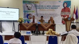 Foto: Petugas RSUD dr. H. Moh Anwar Sumenep saat memberikan penyuluhan kesehatan gratis kepada siswa SLB Saronggi.