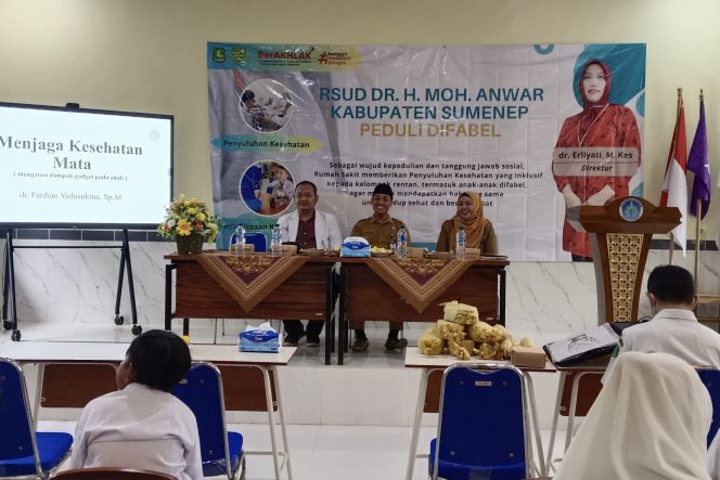 
 Foto: Petugas RSUD dr. H. Moh Anwar Sumenep saat memberikan penyuluhan kesehatan gratis kepada siswa SLB Saronggi.