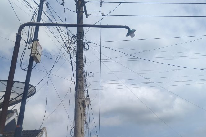 
 Tiang PLN Dijadikan Tumpangan Kabel WiFi Lokal di Kecamatan Rubaru, PLN Siapkan Penertiban