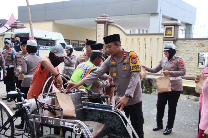 
 Sinergi Ramadan Berbagi, Polres Sumenep Bersama Bhayangkari, Jasa Raharja dan Dispenda Bagikan Takjil