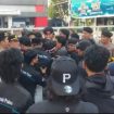 Sejumlah mahasiswa yang tergabung dalam organisasi FPR, mendorong barisan pengamanan demontrasi Polres Pamekasan saat menyampaikan aspirasi pelayanan kelistrikan yang buruk di Kepulauan Raas, Kabupaten Sumenep. @timeskota.com