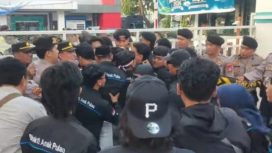 Sejumlah mahasiswa yang tergabung dalam organisasi FPR, mendorong barisan pengamanan demontrasi Polres Pamekasan saat menyampaikan aspirasi pelayanan kelistrikan yang buruk di Kepulauan Raas, Kabupaten Sumenep. @timeskota.com
