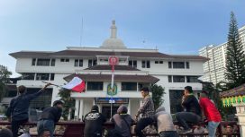 Aliansi mahasiswa EK LMND dan PC SEMMI Kota Medan menggelar aksi penyampaian aspirasi di depan Kantor Wali Kota Medan, @timeskota.com