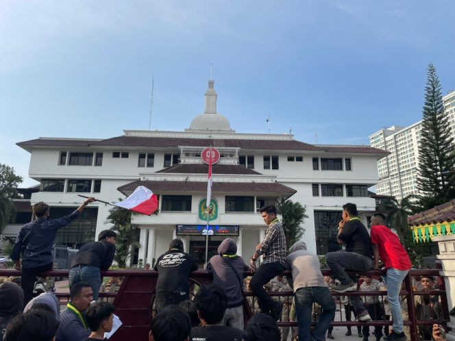 
 Aliansi mahasiswa EK LMND dan PC SEMMI Kota Medan menggelar aksi penyampaian aspirasi di depan Kantor Wali Kota Medan, @timeskota.com