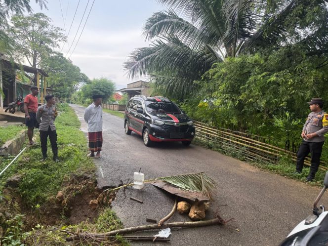 
 Gerak Cepat Polsek Kangayan dan Warga Perbaiki bahu Jalan akibat Cuaca Ekstrem 