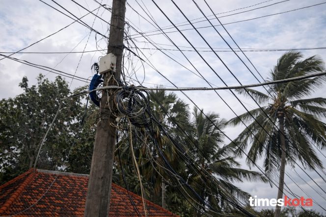 
 Kabel WiFi Menjamur di Tiang PLN Rubaru, Aktivis Soroti Dugaan Pembiaran oleh Pihak Terkait