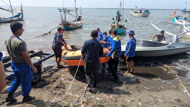 
 Penumpang KMP Dharma Kartika Lompat ke Laut di Perairan Jangkar Situbondo, Tim Gabungan Lakukan Pencarian Intensif