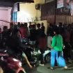Warga berkumpul di depan rumah kos saat kabar ditemukannya seorang wanita meninggal dunia di dalam kamar kos tersebut menghebohkan lingkungan sekitar.