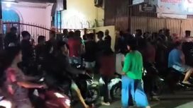 Warga berkumpul di depan rumah kos saat kabar ditemukannya seorang wanita meninggal dunia di dalam kamar kos tersebut menghebohkan lingkungan sekitar.