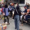 Ketua KOPRI PMII FSH, Hazizah Hasibuan,bersama anggotanya saat bagi bagi takjil ke masyarakat 