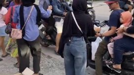 Ketua KOPRI PMII FSH, Hazizah Hasibuan,bersama anggotanya saat bagi bagi takjil ke masyarakat 