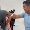 Nampak Kanit Reskrim Polsek NA IX-X, IPTU Dr. Iskandar Muda Sipayung, S.H., M.H., M.M. begitu sumringah saat menyantuni anak yatim sebagai wujud kepedulian Polri terhadap sesama. ©timeskota.com/Ilham HB