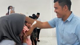 Nampak Kanit Reskrim Polsek NA IX-X, IPTU Dr. Iskandar Muda Sipayung, S.H., M.H., M.M. begitu sumringah saat menyantuni anak yatim sebagai wujud kepedulian Polri terhadap sesama. ©timeskota.com/Ilham HB