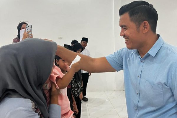 Nampak Kanit Reskrim Polsek NA IX-X, IPTU Dr. Iskandar Muda Sipayung, S.H., M.H., M.M. begitu sumringah saat menyantuni anak yatim sebagai wujud kepedulian Polri terhadap sesama. ©timeskota.com/Ilham HB