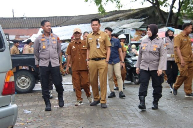 
 Kapolres Sumenep Turun Langsung Cek Minyakita, Pastikan Distribusi Lancar dan Harga Terkendali
