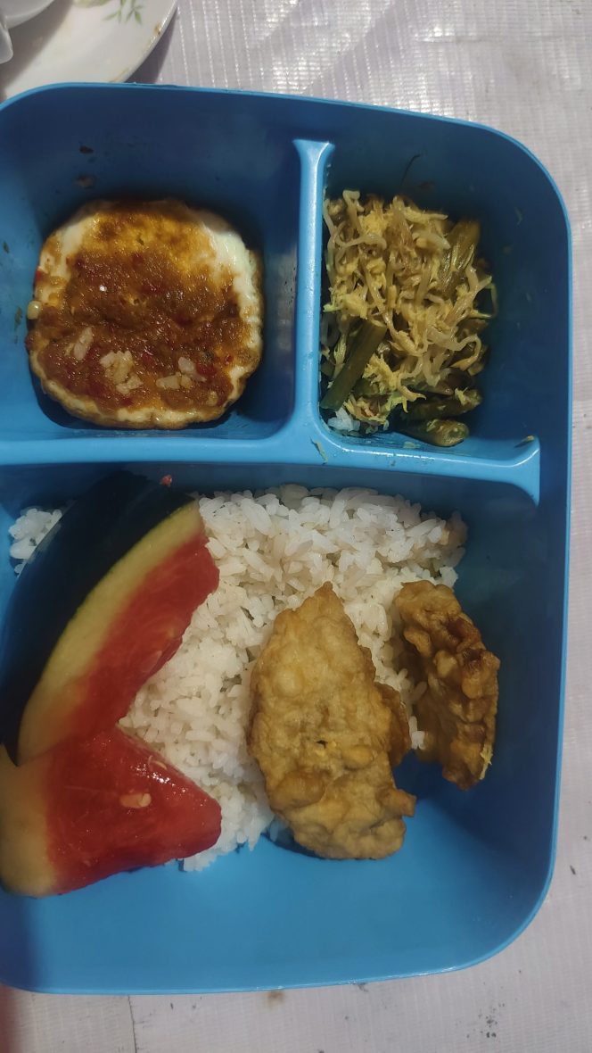
 Menu Mbg hari ini pengelola dapur di desa pordepor di bawah naungan yayasan darul arqom batugerbuy
Dua Goreng tempe kecil.dua iris semangka kecil.telur mata sapi.sayur sedikit
