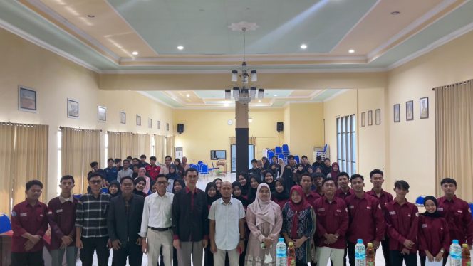 
 Himpunan Mahasiswa Program Studi Hukum (HMPH) Universitas Wiraraja saat sesi foto bersama usai kegiatan Sekolah Advokasi.