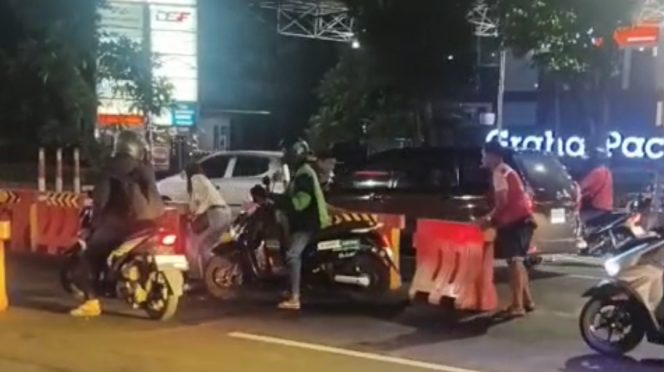 
 Ketua KAKI Jatim: Road Barrier di Jalan Basuki Rahmat Mengakibatkan Laka Lantas, Dishub Kota Surabaya Dapat Kena Sanksi Pasal  275 Ayat (2)