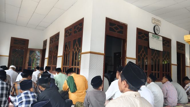
 Takbir Idul Adha Teredam Pemadaman Listrik, Warga Duko Menunggu Penjelasan PLN