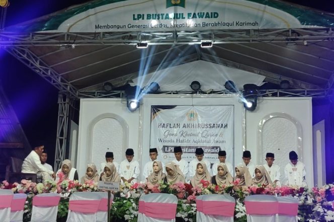 
 Haflah Akhirussanah LPI Bustanul Fawaid Berlangsung Khidmat, Gema Khotmil Qur’an dan Wisuda Hafidz Semarakkan Desa Gadding