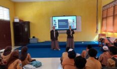 SEMINAR ETIKA BERMEDIA SOSIAL SMP Negeri 1 Nonggunong Bekerja Sama dengan Peserta KKN Posko 36 Universitas Ibrahimy Situbondo