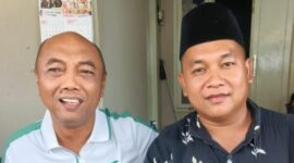 Edi Kuswanto (kanan), sosok pengusaha muda asal Desa Lembung Timur, yang namanya mulai digadang untuk maju di Pilkades 2029, foto bareng Kedes Kirno.