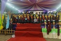 Para wisudawan dan wisudawati jenjang RA, MI, MTs, dan MA mengikuti prosesi Wisuda XXIV Madrasah Tarbiyatul Athfal Tanodung Laok Tahun 2026.