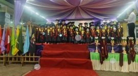 Para wisudawan dan wisudawati jenjang RA, MI, MTs, dan MA mengikuti prosesi Wisuda XXIV Madrasah Tarbiyatul Athfal Tanodung Laok Tahun 2026.