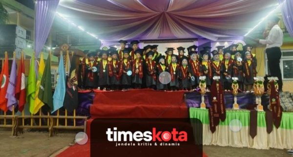 Para wisudawan dan wisudawati jenjang RA, MI, MTs, dan MA mengikuti prosesi Wisuda XXIV Madrasah Tarbiyatul Athfal Tanodung Laok Tahun 2026.