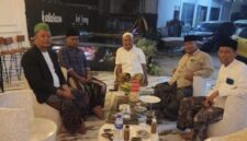 Silaturahmi para pengusaha tembakau bersama Ketua PCNU Sumenep KH. MD. Widadi Rohim membahas upaya penyerapan hasil panen petani serta penguatan kualitas tembakau Madura di Pondok Pesantren Al-Is'af Kallabaan, Guluk-Guluk.