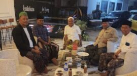 Silaturahmi para pengusaha tembakau bersama Ketua PCNU Sumenep KH. MD. Widadi Rohim membahas upaya penyerapan hasil panen petani serta penguatan kualitas tembakau Madura di Pondok Pesantren Al-Is'af Kallabaan, Guluk-Guluk.