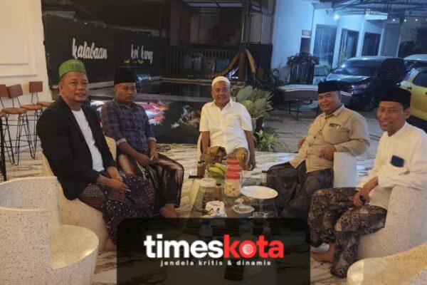 Silaturahmi para pengusaha tembakau bersama Ketua PCNU Sumenep KH. MD. Widadi Rohim membahas upaya penyerapan hasil panen petani serta penguatan kualitas tembakau Madura di Pondok Pesantren Al-Is'af Kallabaan, Guluk-Guluk.
