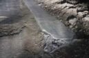 Beton proyek Jalan Batuan–Matanair tampak retak dan pecah meski pekerjaan masih berlangsung
