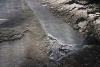 Beton proyek Jalan Batuan–Matanair tampak retak dan pecah meski pekerjaan masih berlangsung