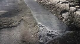 Beton proyek Jalan Batuan–Matanair tampak retak dan pecah meski pekerjaan masih berlangsung