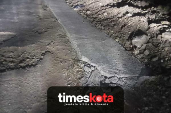 Beton proyek Jalan Batuan–Matanair tampak retak dan pecah meski pekerjaan masih berlangsung