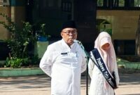 Kepala SMPN 4 Sumenep, Junaidi, S.Pd., M.Pd., saat upacara peringatan Hari Santri Nasional 2026.