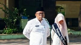 Kepala SMPN 4 Sumenep, Junaidi, S.Pd., M.Pd., saat upacara peringatan Hari Santri Nasional 2026.