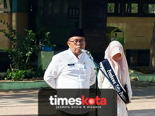 Kepala SMPN 4 Sumenep, Junaidi, S.Pd., M.Pd., saat upacara peringatan Hari Santri Nasional 2026.